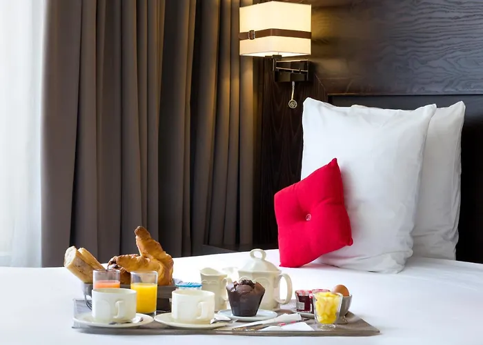 Western Premier De La Poste & 4* Troyes