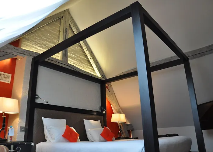 Western Premier De La Poste & 4* Troyes