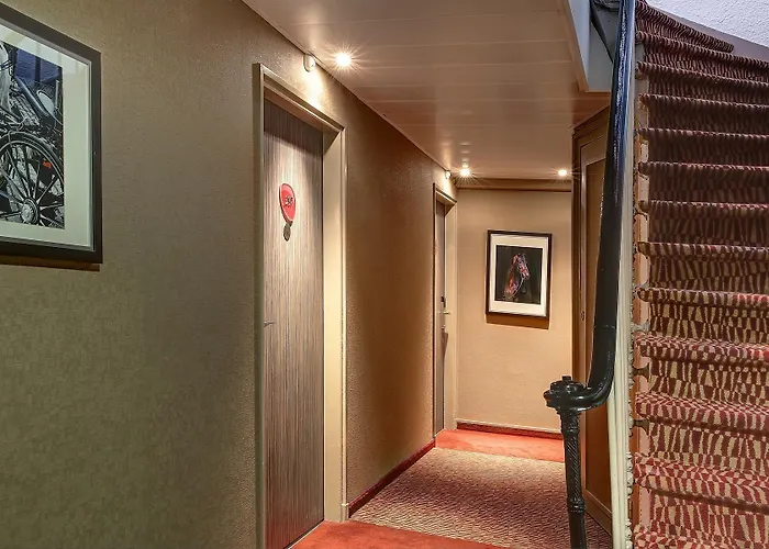 Western Premier De La Poste & 4*