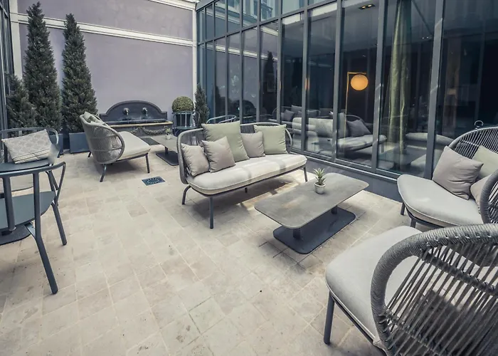 Western Premier De La Poste & 4*